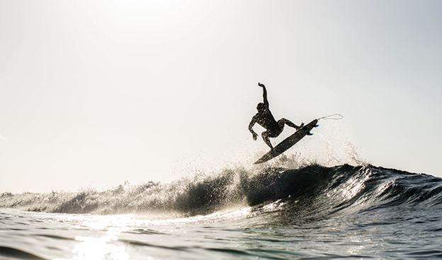 Scientists probe how surfing could help chronic pain